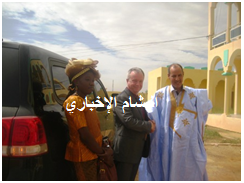 السفير الآمريكي يصافح والي الولاية 