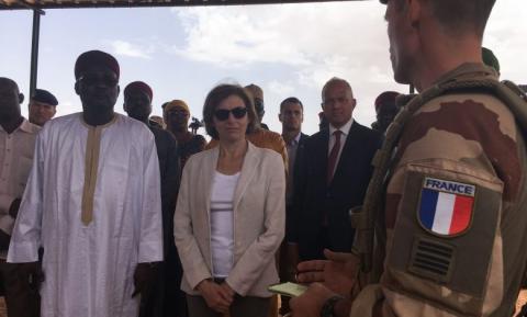 وزيرة الدفاع الفرنسية فلورانس بارلي خلال جولة لها في أفريقيا أرشيف