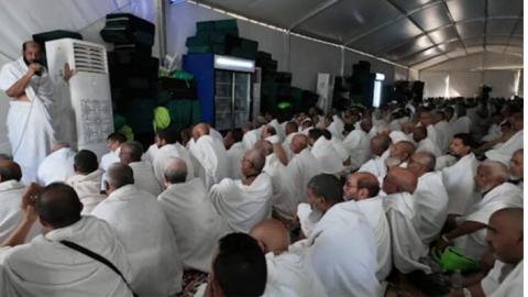 الحجاج الموريتانيون يقفون على صعيد عرفات لأداء ركن الحج الأعظم