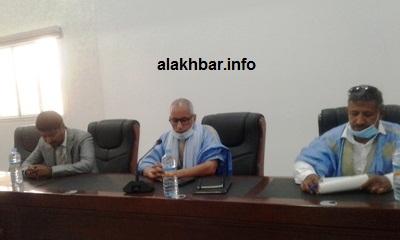 من اليمين الملحق الإداري في ديوان وزير الصيد إلى جانب مستشاره ورئيس قسم البروتينيات في اتحادية الصيد/ الأخبار