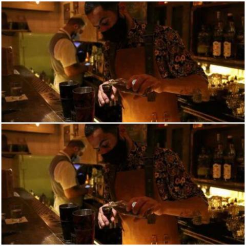 عامل في حانة يضع كمامة للوقاية من فيروس كورونا في بيروت يوم التاسع من أكتوبر تشرين الأول 2020.  - رويترز. reuters_tickers