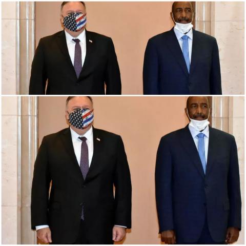 وزير الخارجية الأميركي مايك بومبيو (يشار) يقف إلى جانب رئيس مجلس السيادة الانتقالي في السودان عبدالفتاح البرهان في الخرطوم في آب/أغسطس 2020 - ا ف ب