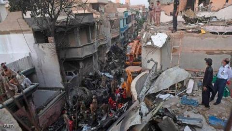 موقع تحطم الطائرة الباكستانية في كراتشي