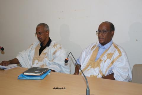 مستشار رئيس الحزب سيدي أعمر شيخنا، والأمين التنفيذي المكلف بالإعلام علي ولد عيسى خلال مؤتمر صحفي مساء اليوم (الأخبار)