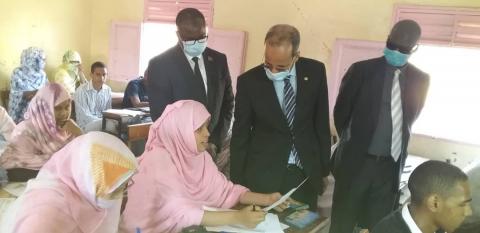 وزير التهذيب الوطني محمد ماء العينين ولد أييه في حديث مع إحدى المشاركات في الامتحان اليوم