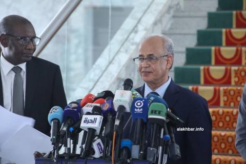 الوزير الأمين العام للرئاسة مولاي ولد محمد الأغظف خلال إعلان أسماء أعضاء الحكومة الجديدة اليوم (الأخبار)