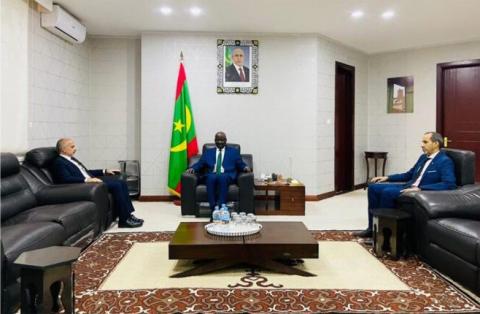 وزير الخارجية محمد سالم ولد مرزوك خلال لقائه اليوم مع السفير الفرنسي ألكسندر غارسيا (وما)