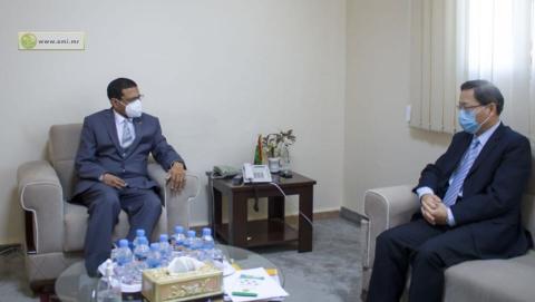 السفير الصيني في موريتانيا زهانغ اجيانكو، ووزير الصحة محمد نذير حامد خلال لقائهما اليوم (وما)