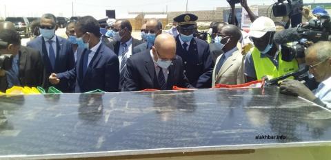 الرئيس الموريتاني محمد ولد الغزواني خلال وضع حجر أساس المدرسة في مقاطعة الرياض