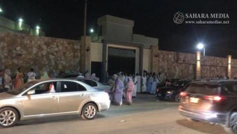 أنصار وأقارب الرئيس السابق يتجمهرون أمام منزله ( صحراء ميديا) 