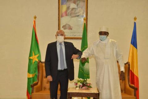 الرئيس الراحل إدريس ديبي مع الرئيس محمد ولد الغزواني خلال لقاء بينهما منتصف فبراير الماضي في انجامينا