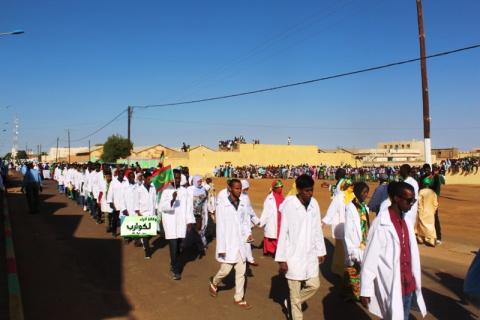 تلاميذ مدرسة الصحة خلال الاحتفال بعيد الاستقلال في روصو (لكوارب – أرشيف)