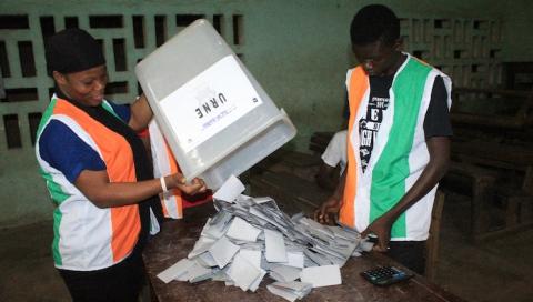 فرز الأصوات في أحد مكاتب الاقتراع بمدينة أبيدجان (وكالة الأنباء الأفريقية APA)