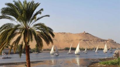 تعتمد مصر اعتمادا كليا تقريبا على مياه النيل وتخشى أن يؤثر سد النهضة على كمية المياه المتدفقة إليها بينما تعيش فقرا مائيا، وفقا للتقارير الدولية.