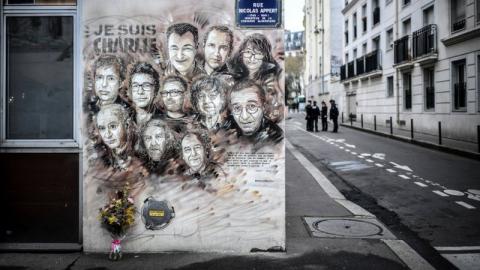 لوحة جدارية لتكريم ضحايا هجوم شارلي إيبدو في شارع نيكولا آبير