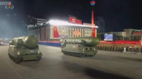 كوريا الشمالية تقيم استعراضا عسكريا يحوي صواريخ باليستية للمرة الأولى في عامين