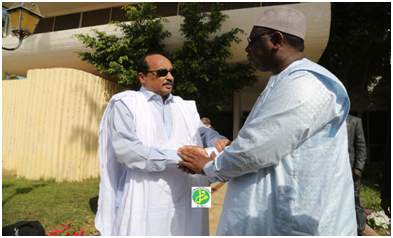 محمد ولد عبد العزيز يودع ماكي صال بعد أدائه العزاء في نواكشوط