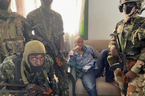جنود من القوات الخاصة في غينيا وهم يعتقلون الرئيس ألفا كوندي (مجلة جون أفريك)