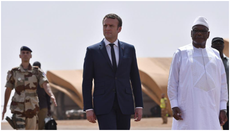 الرئيسان الفرنسي إيمانويل ماكرون والمالي ابراهيم بوبكر كيتا خلال زيارة لماكرون إلى الشمال المالي مايو 2017.