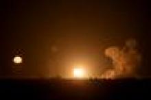دخان ونيران بعد ضربة جوية إسرائيلية في جنوب قطاع غزة في ساعة مبكرة يوم الأربعاء.  - رويترز.