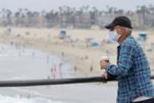 رجل يضع كمامة على وجهه في كاليفورنيا يوم 23 يوليو تموز 2020. 
