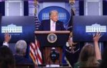 الرئيس الأمريكي دونالد ترامب يرد على أسئلة الصحفيين أثناء مؤتمر صحفي في البيت الأبيض في واشنطن يوم الأربعاء( رويترز) .