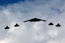أربع مقاتلات إف-35 الأمريكية الصنع في تحليق مع طائرة بي-2 الشبح فوق نهر هدسون وميناء نيويورك يوم 4 يوليو تموز 2020.  