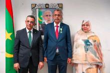 الدكتور السالك ولد احمد فال إلى جانب وزير الصحة 