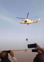 وامة تابعة للجيش الموريتاني أثناء عملية إنقاذ الطفل شبو هادي بعد قرابة 24 ساعة قضاها محاصرا بالسيول