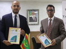 وزير البترول والطاقة والمعادن عبد السلام ولد محمد صالح وممثل الشركة خلال توقيع مذكرة التفاهم