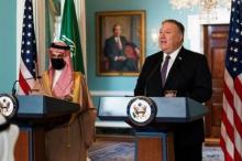 وزير الخارجية السعودي الأمير فيصل بن فرحان ونظيره الأمريكي مايك بومبيو في واشنطن يوم الأربعاء. صورة لرويترز  reuters_tickers